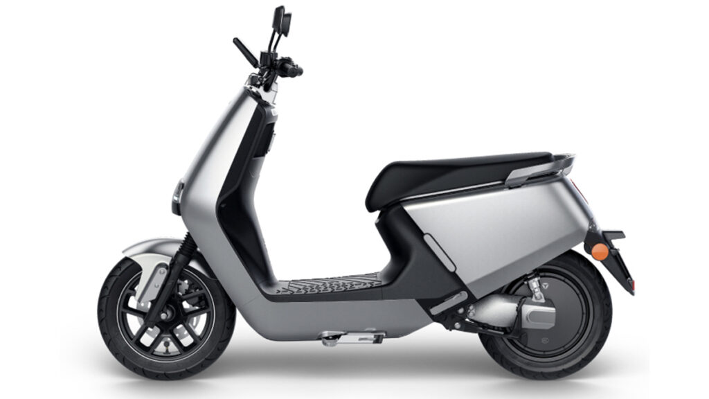 Este es el precio del VMoto Soco F01 y los scooter eléctricos rivales 21 Yadea G5 S, gris