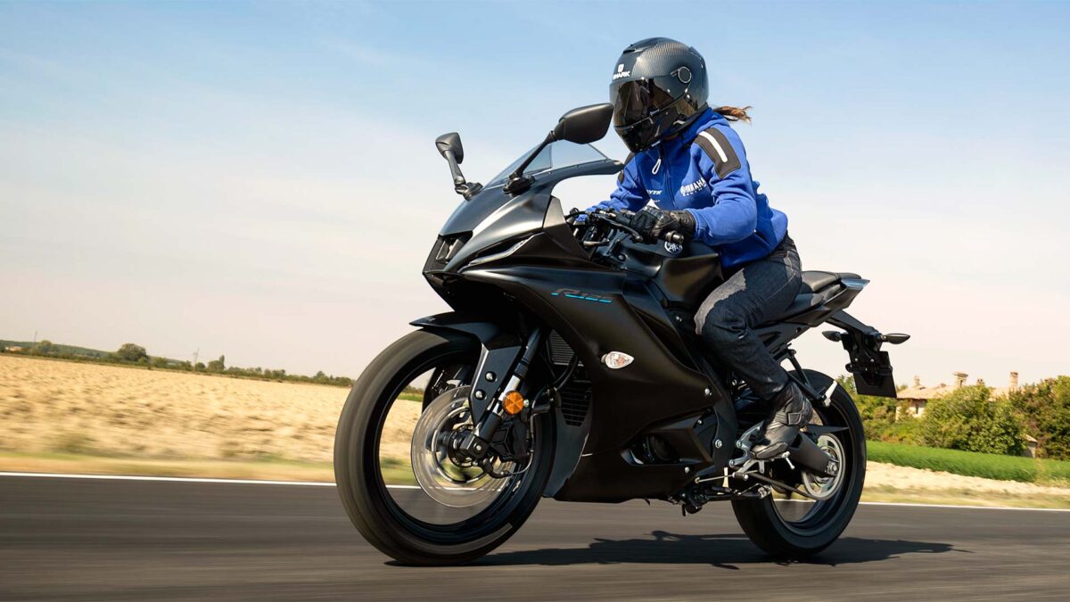 Yamaha YZF-R125 2023, negro