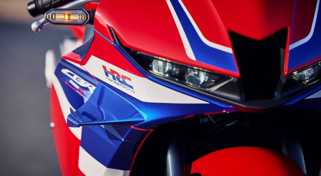 ¿Qué es el carenado de la moto y cuál es su función? 16 Carenado integral moto, zona frontal superior, detalle aleta aerodinámica