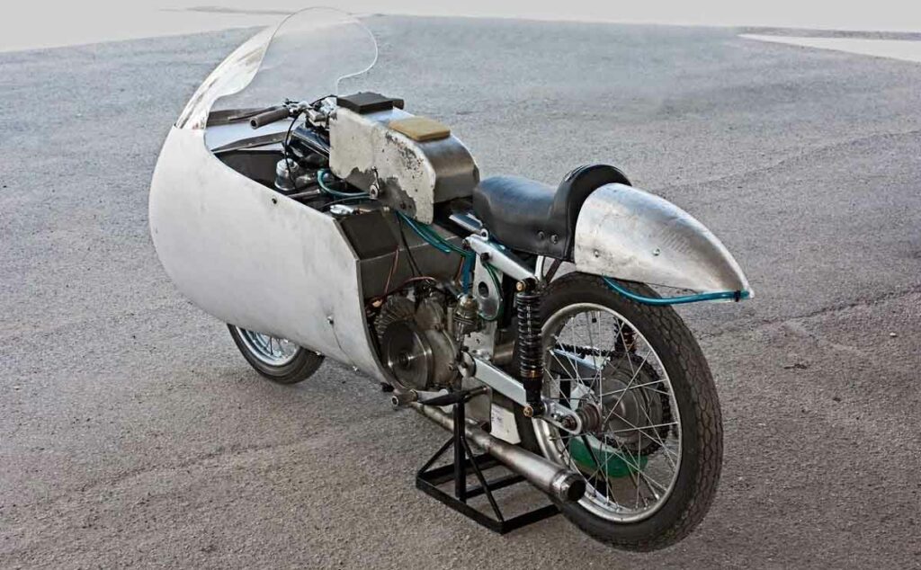 Carenado de moto de competición tipo dustbin