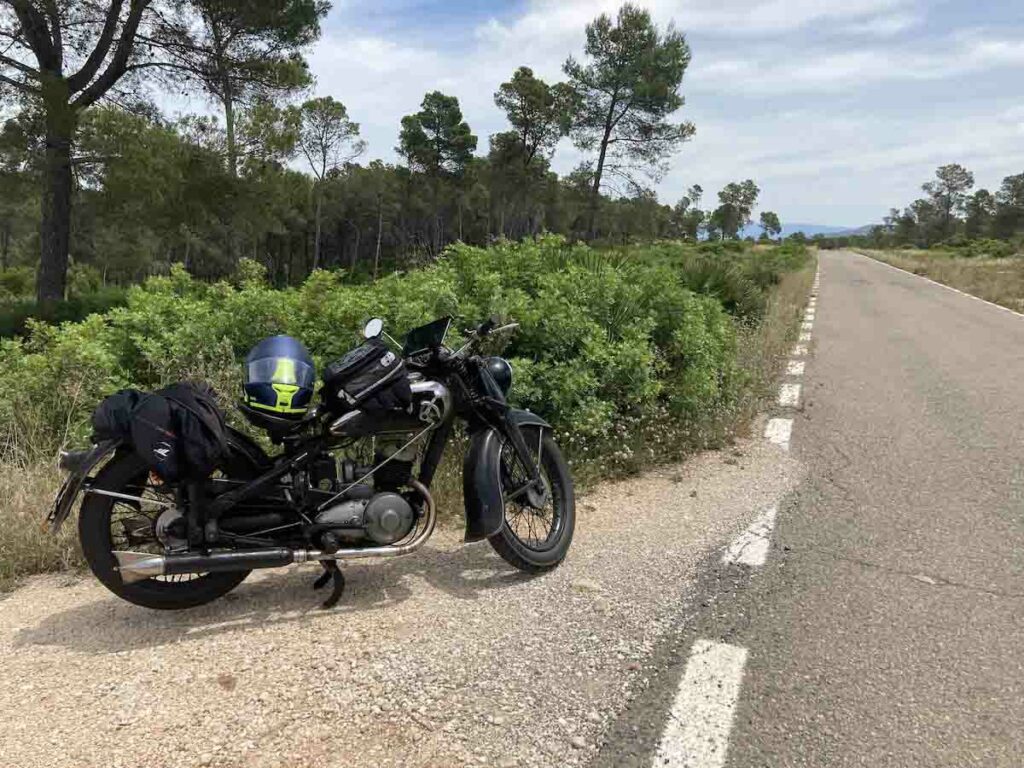 Fotos entre motos y coches (I): marcas de coches que hicieron motos