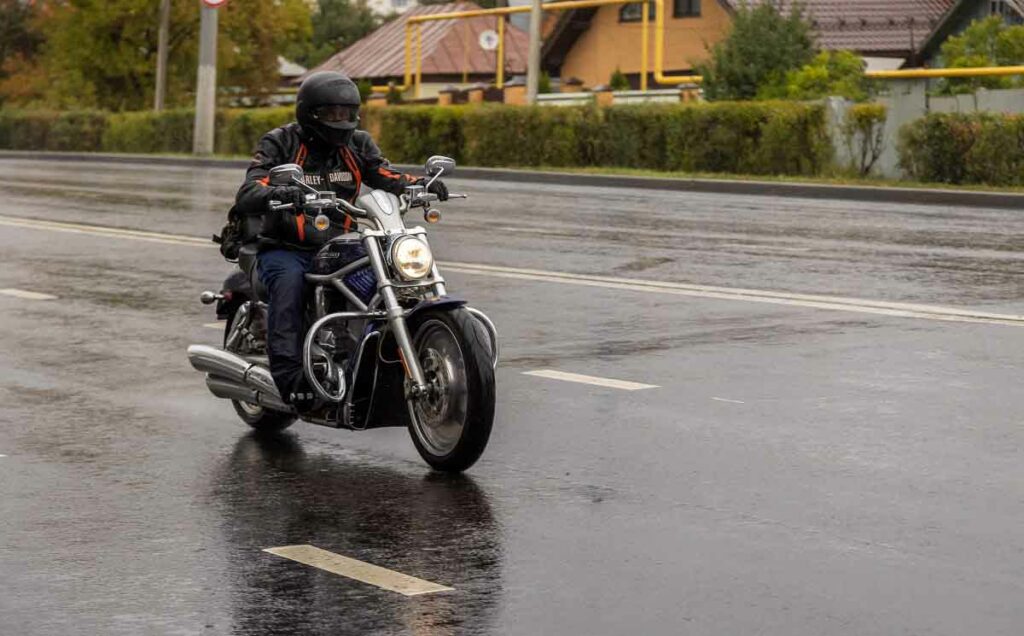 Consejos básicos conducción invernal segura con frío en moto