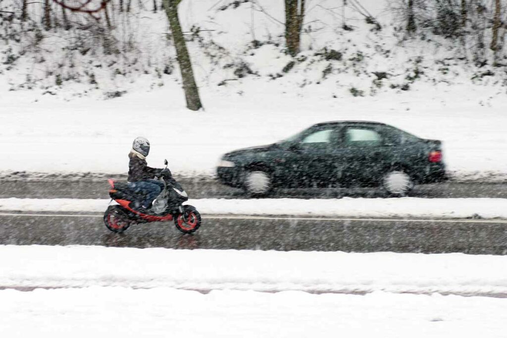 Consejos básicos conducción invernal segura con frío en moto