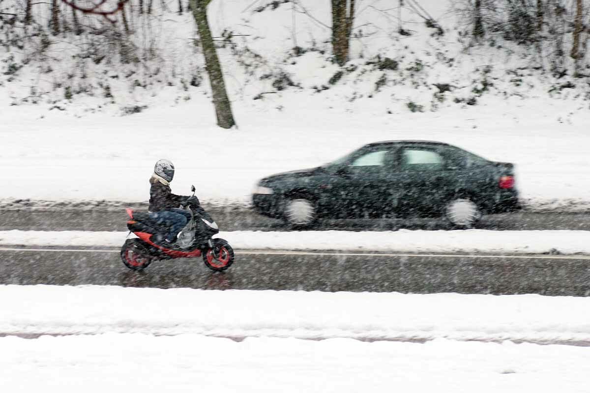 5 consejos básicos para realizar una conducción invernal segura con frío en moto