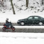 Consejos básicos conducción invernal segura con frío en moto