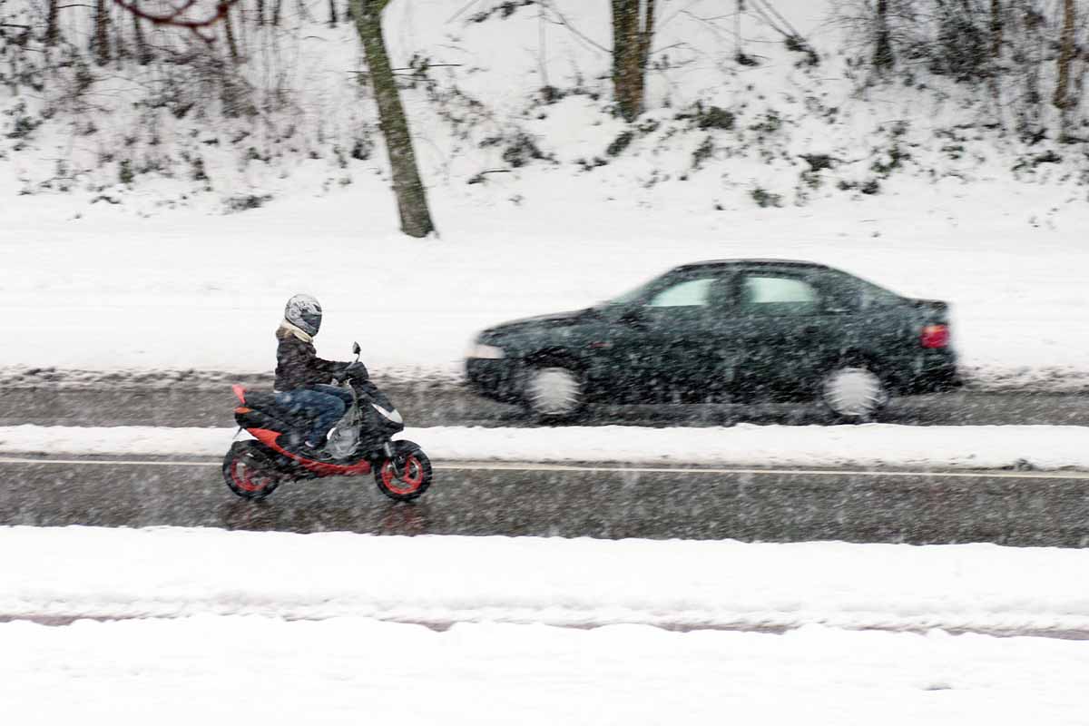 Consejos básicos conducción invernal segura con frío en moto