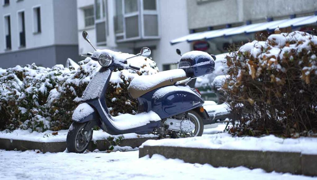 Consejos básicos conducción invernal segura con frío en moto