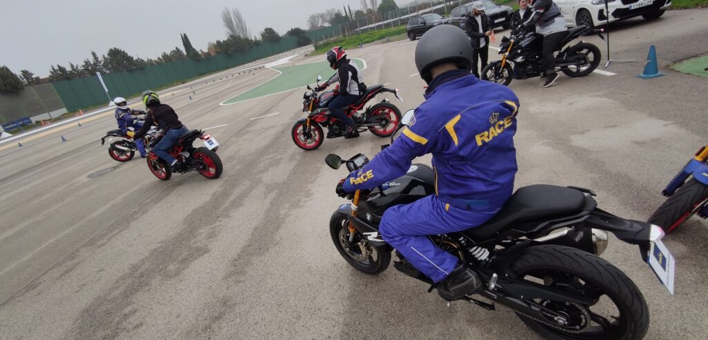 Escuela RACE de Conducción permanente, con el apoyo de BMW Motorrad