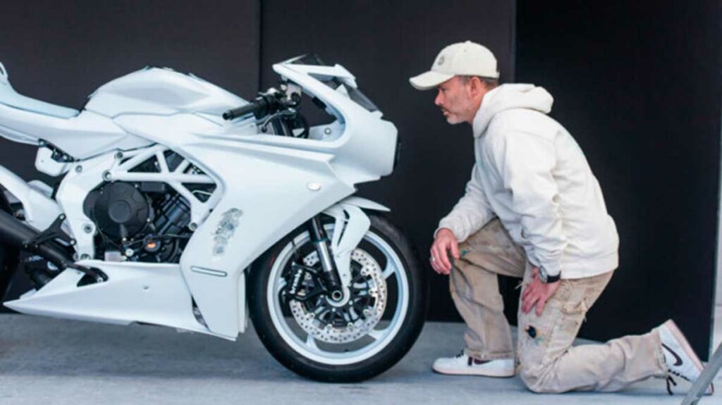 MV Agusta sube de nivel al presentar una escultura totalmente funcional 11 mv-agusta-superveloce-arsham-1