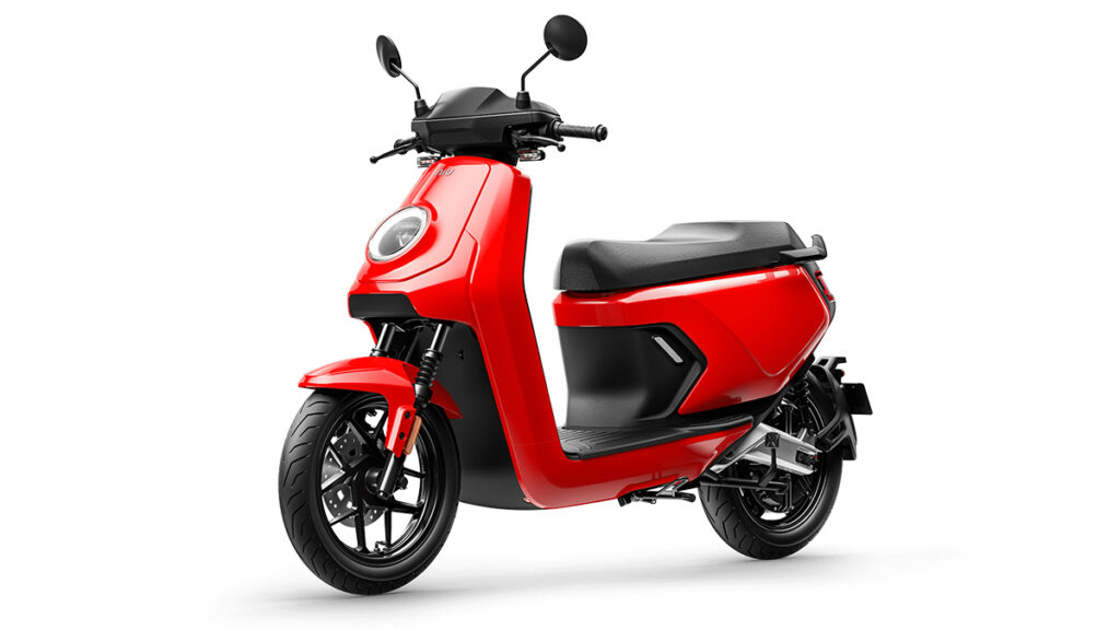 Este es el precio del VMoto Soco F01 y los scooter eléctricos rivales 14 NIU MQI GT L3e, rojo