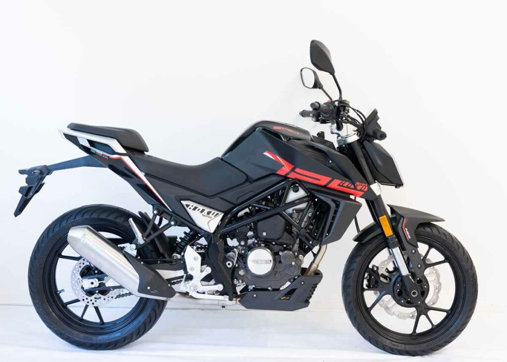 Las 10 motos nuevas que te sorprenderán en 2024: se salen de lo común 18 SWM Oku 125, negro, rojo