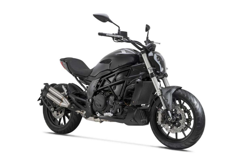 Las motos custom más baratas de cada marca en 2024 10 Benelli 502 C, negro