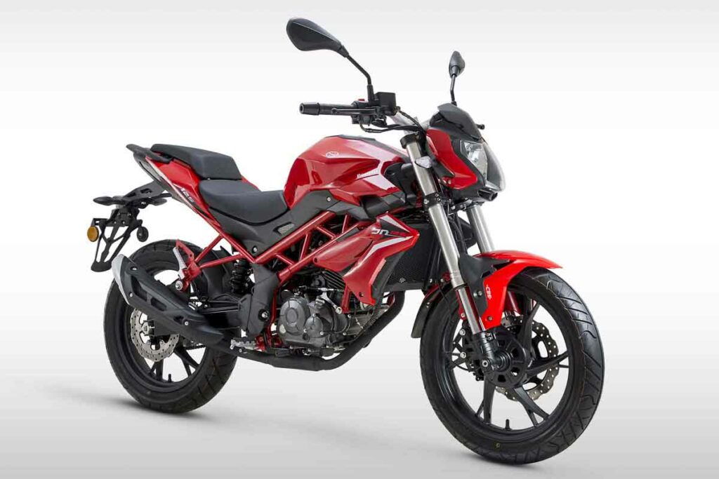 Las mejores motos de 125 cc por relación calidad precio de 2024 12 Benelli BN 125, rojo