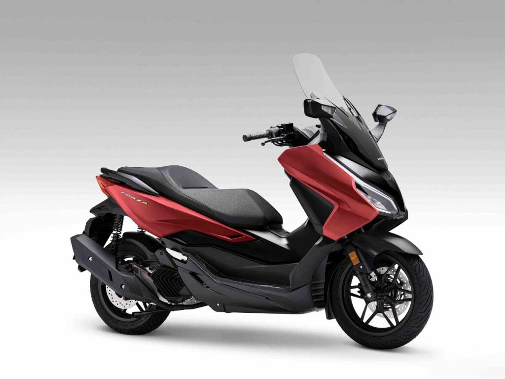 ¿Buscas mayor ahorro en tu scooter 125 para carnet de coche? Honda te lo permite sin renunciar a la excelencia 10 Honda Forza 125, rojo
