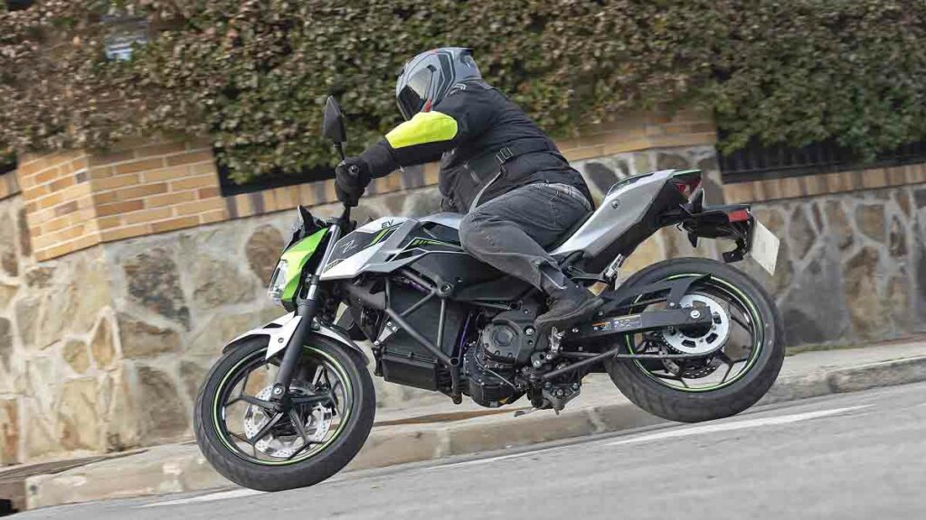 La oferta de Kawasaki para sus motos eléctricas dobla la ayuda ofrecida por el Plan Moves 10 Kawasaki Z e-1 2024, prueba