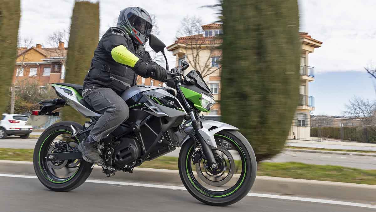 La Kawasaki Z e-1 es la primera moto eléctrica de la marca y una excelente urbanita