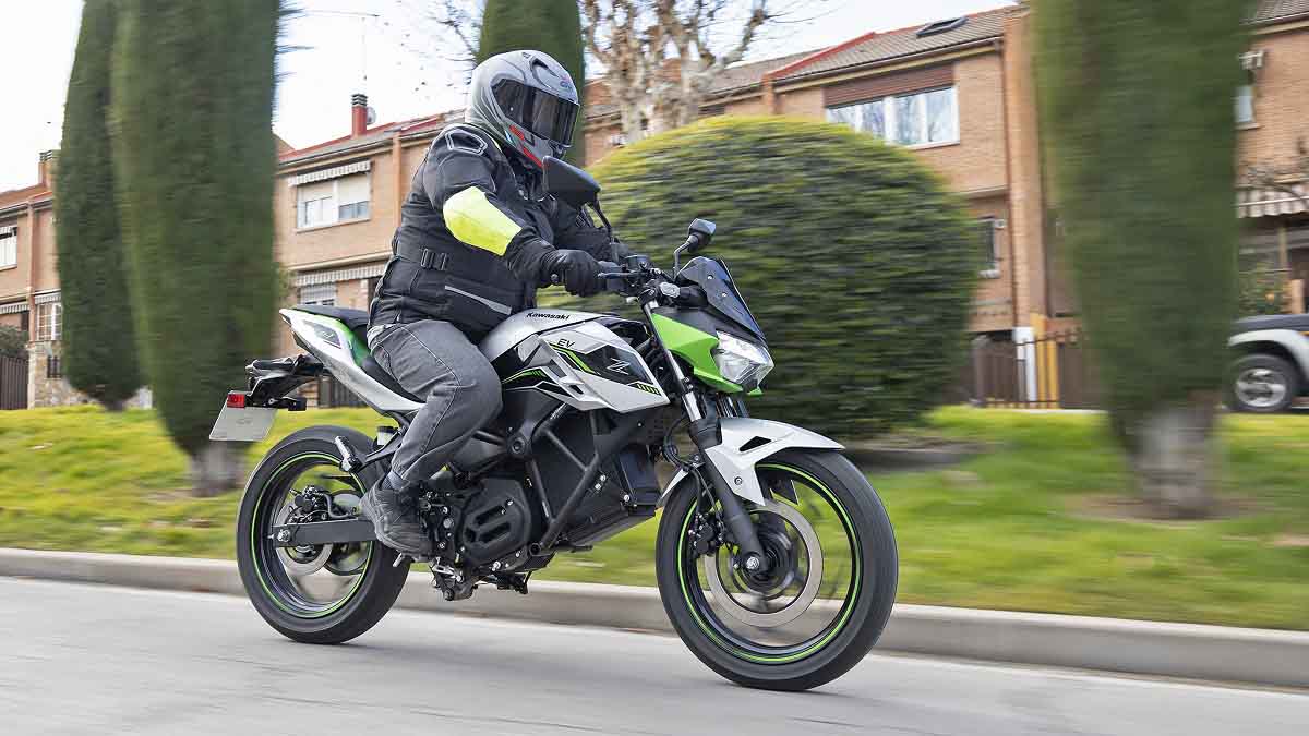 Kawasaki propone una movilidad eléctrica fiable y asequible mediante la oferta de su moto naked con carnet de coche