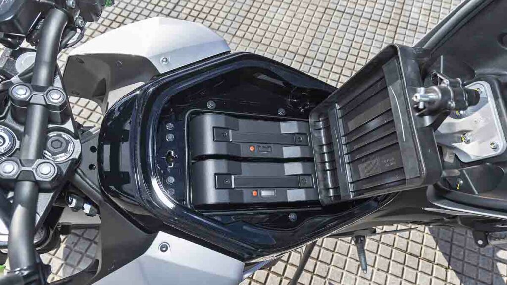 La Kawasaki Z e-1 es la primera moto eléctrica de la marca y una excelente urbanita 15 Kawasaki Z e-1 2024, prueba