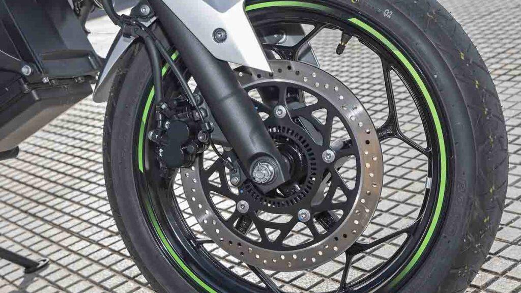 La Kawasaki Z e-1 es la primera moto eléctrica de la marca y una excelente urbanita 14 Kawasaki Z e-1 2024, prueba