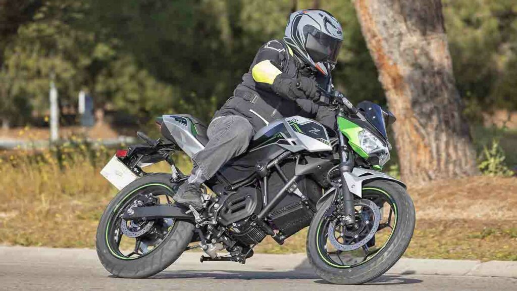 La Kawasaki Z e-1 es la primera moto eléctrica de la marca y una excelente urbanita 17 Kawasaki Z e-1 2024, prueba