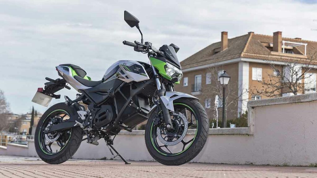 La moto eléctrica Kawasaki Z e-1 y sus rivales 10 Kawasaki Z e-1 2024, verde, gris