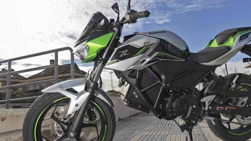 La Kawasaki Z e-1 es la primera moto eléctrica de la marca y una excelente urbanita 13 Kawasaki Z e-1 2024, prueba