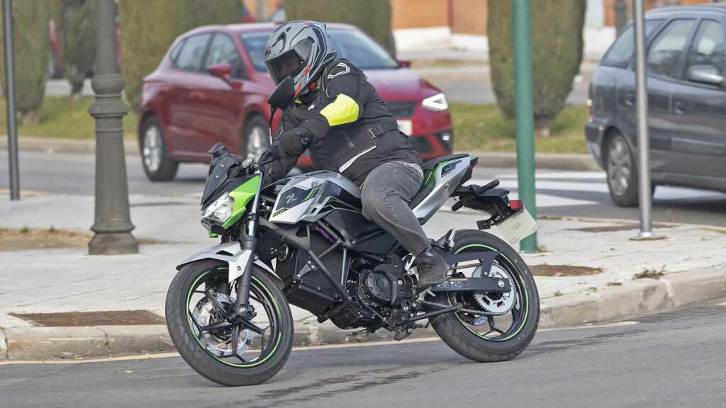 La Kawasaki Z e-1 es la primera moto eléctrica de la marca y una excelente urbanita 16 Kawasaki Z e-1 2024, prueba
