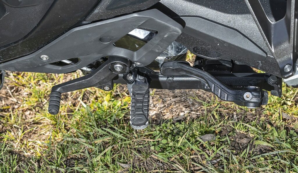 Prueba BMW R 1300 GS Triple Black 2024, palanca retráctil del caballete central