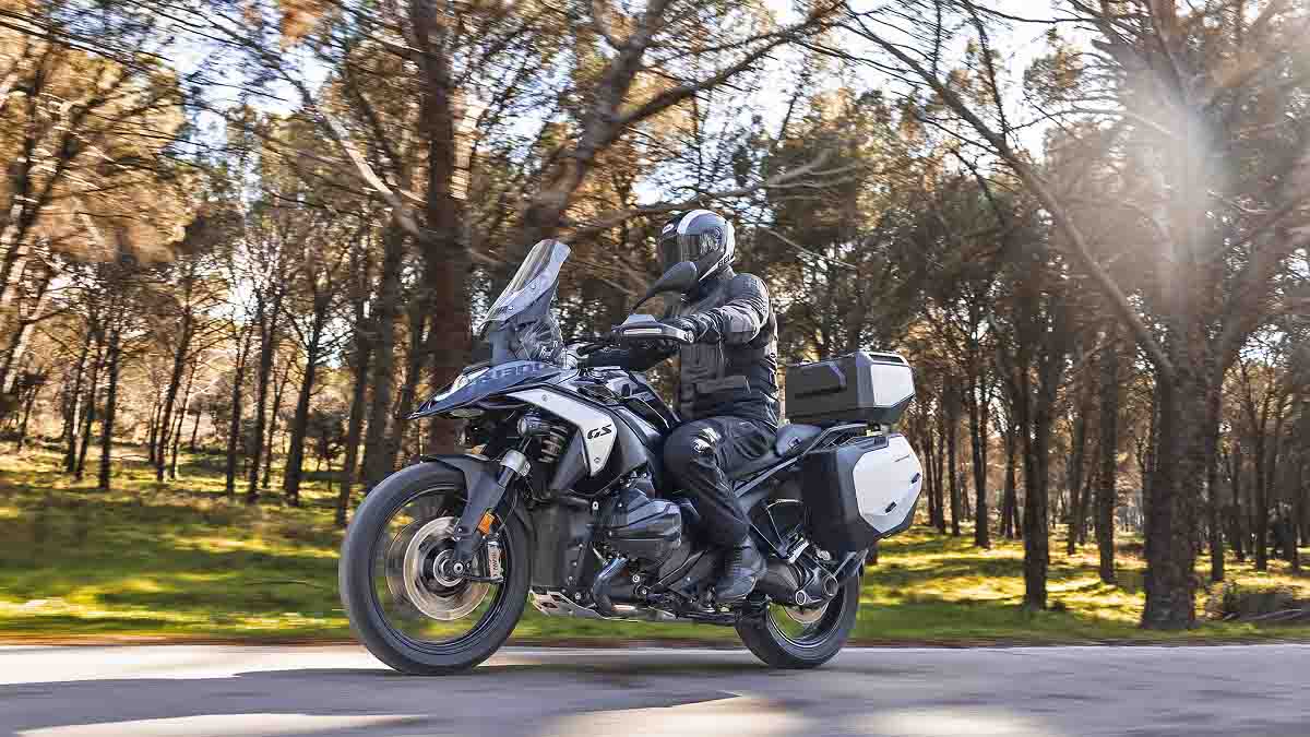 La BMW R 1300 GS Triple Black se muestra como la viajera trail infinita