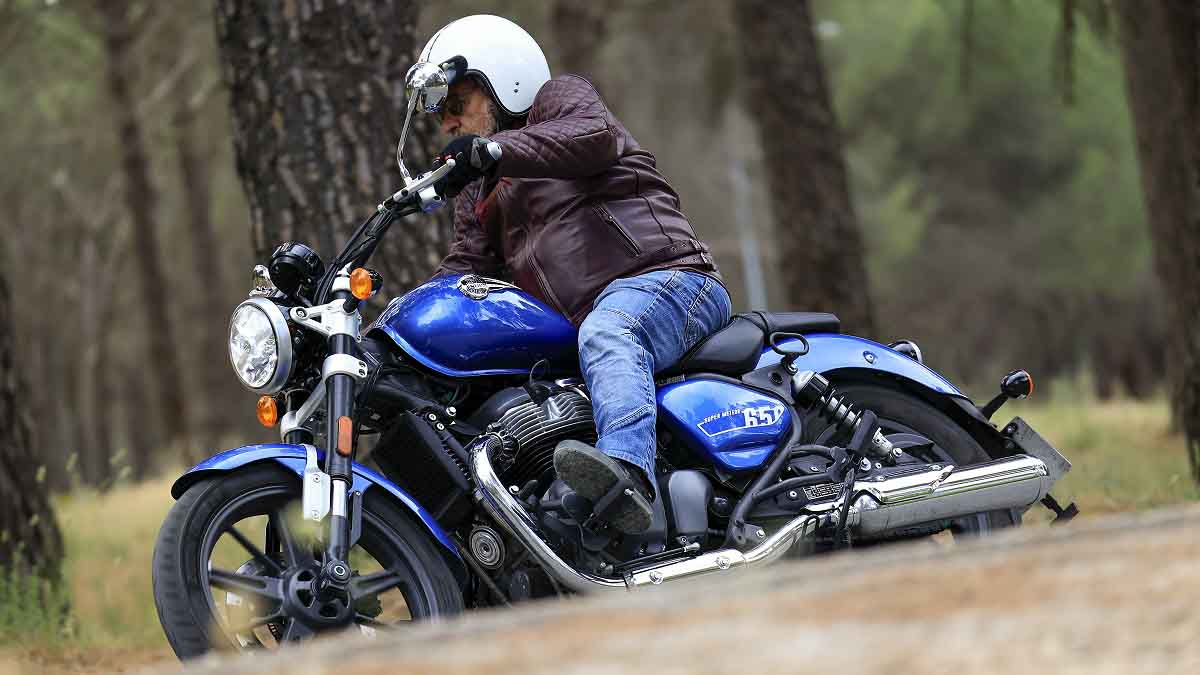 Fotos de las 13 motos custom para el carnet A2 más baratas de cada marca 8 Royal Enfield Super Meteor 650 Astral, azul
