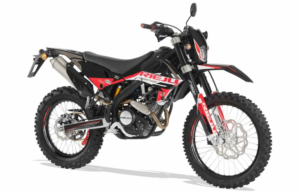 Las 6 motos enduro que puedes conducir con el carnet B 15 Rieju Marathon Pro Enduro 125 2024, negro, rojo