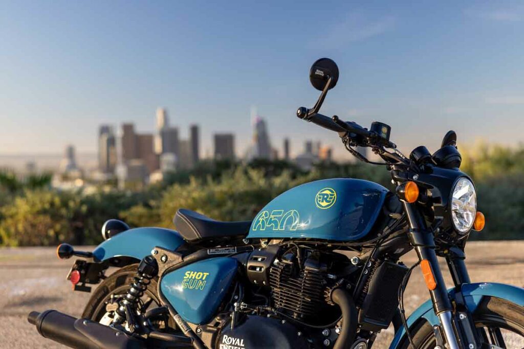 La Royal Enfield Shotgun 650 ya tiene precios y podemos analizar a sus rivales 13 Royal Enfield Shotgun 650 2024, azul