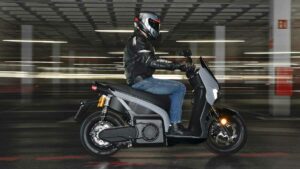 Fotos de los 5 mejores scooters eléctricos 125 con batería extraíble