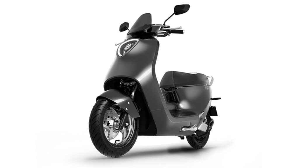 La moto eléctrica Kawasaki Z e-1 y sus rivales 25 Yadea C15 Pro