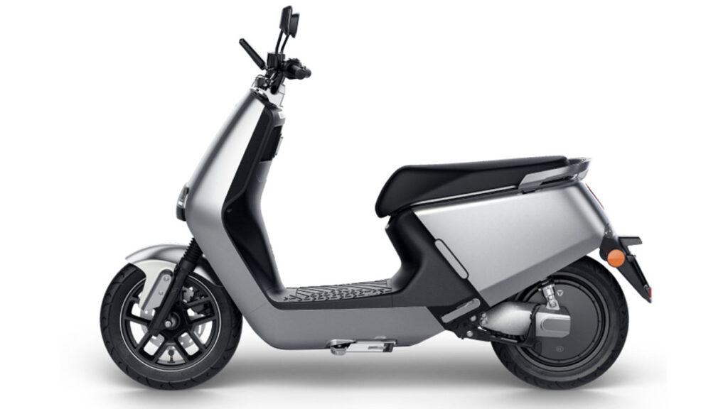 La moto eléctrica Kawasaki Z e-1 y sus rivales 24 Yadea G5 S