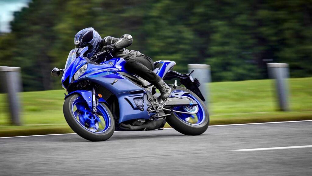 Yamaha YZF-R3 2024, acción, azul