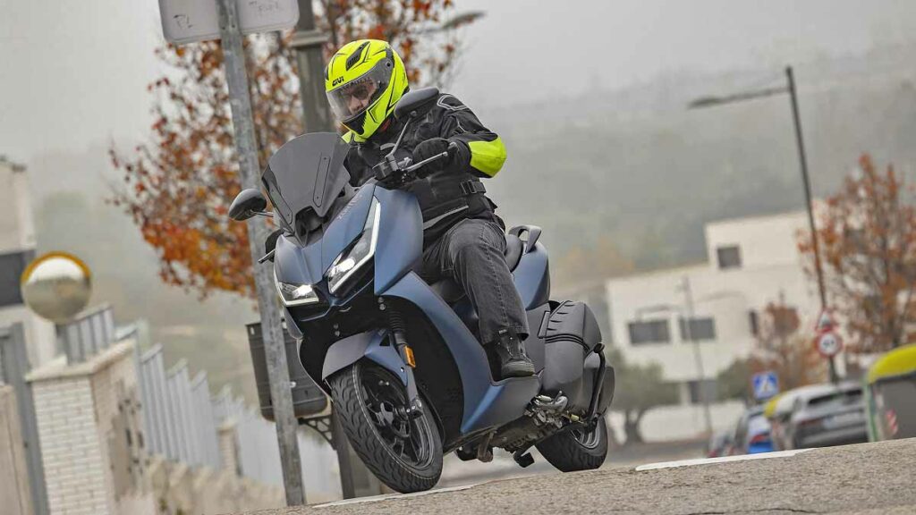 Zontes D125, la segunda versión para carnet de coche 22 Zontes D125 2023, azul