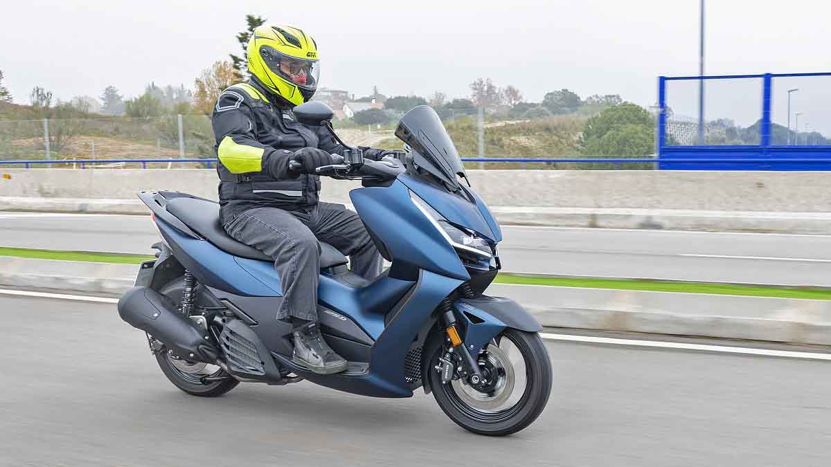 Fotos scooter rivales Zontes D125 7 Zontes D125 2023, azul