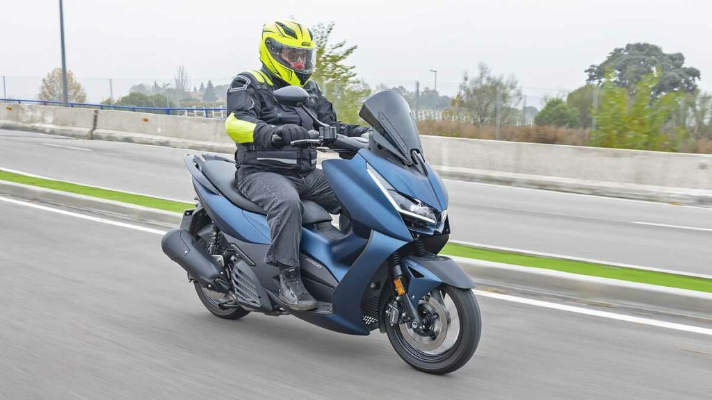 Zontes D125, la segunda versión para carnet de coche 21 Zontes D125 2023, azul