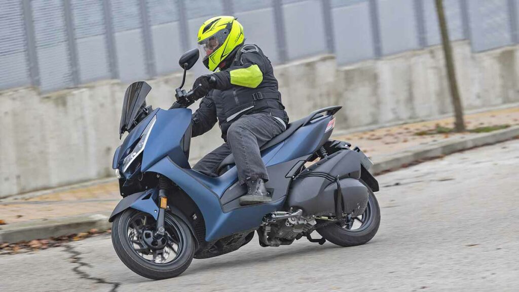 Zontes D125, la segunda versión para carnet de coche 11 Zontes D125 2023, azul
