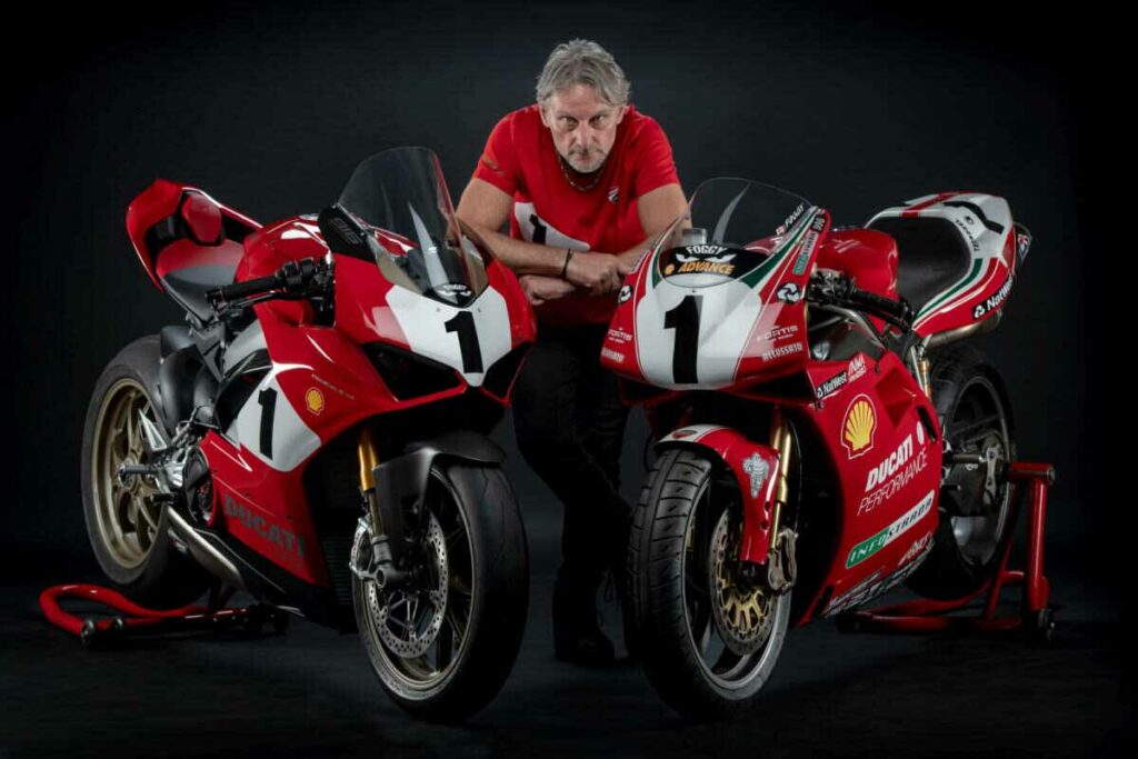 Las motos que en 2024 ya son oficialmente clásicas: por qué se matriculan (II) 11 Ducati 916 Campeona del Mundo con Carl Fogarty y Ducati Panigale V4 25 Anniversary
