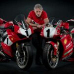 Carl Fogarty con su Ducati 916 SBK World Champion y Panigale V4 25 Anniversary