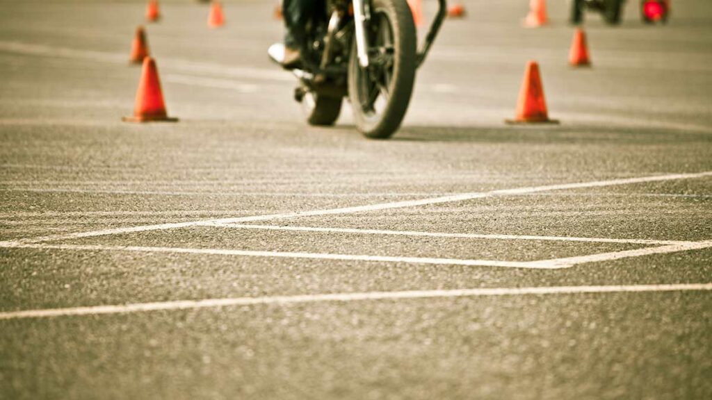 El requisito de la DGT que pondría más difícil conducir motos con carnet de coche 3 curso motos 125 2024