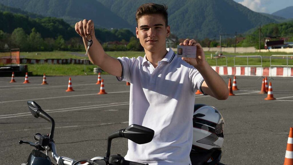 El requisito de la DGT que pondría más difícil conducir motos con carnet de coche 4 curso motos 125 2024