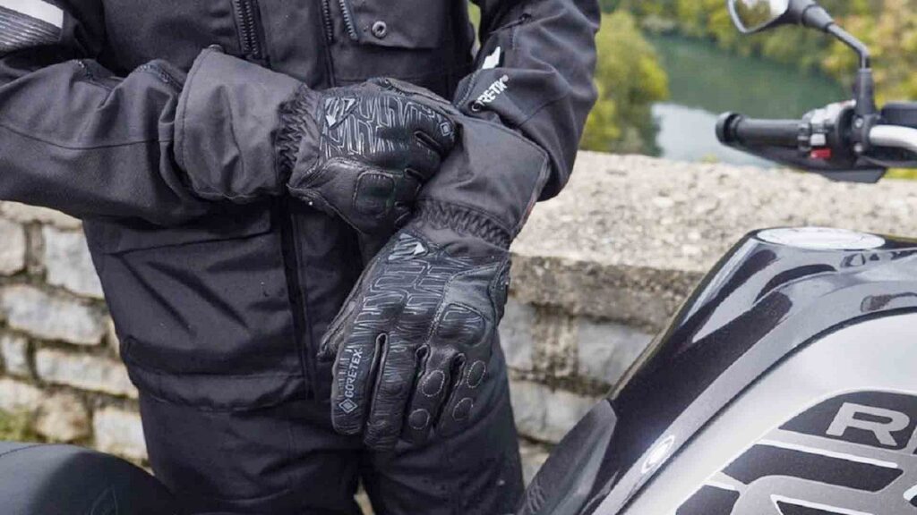 Esto es lo que deberán tener los guantes de los motoristas tras la nueva  normativa: homologados con certificación