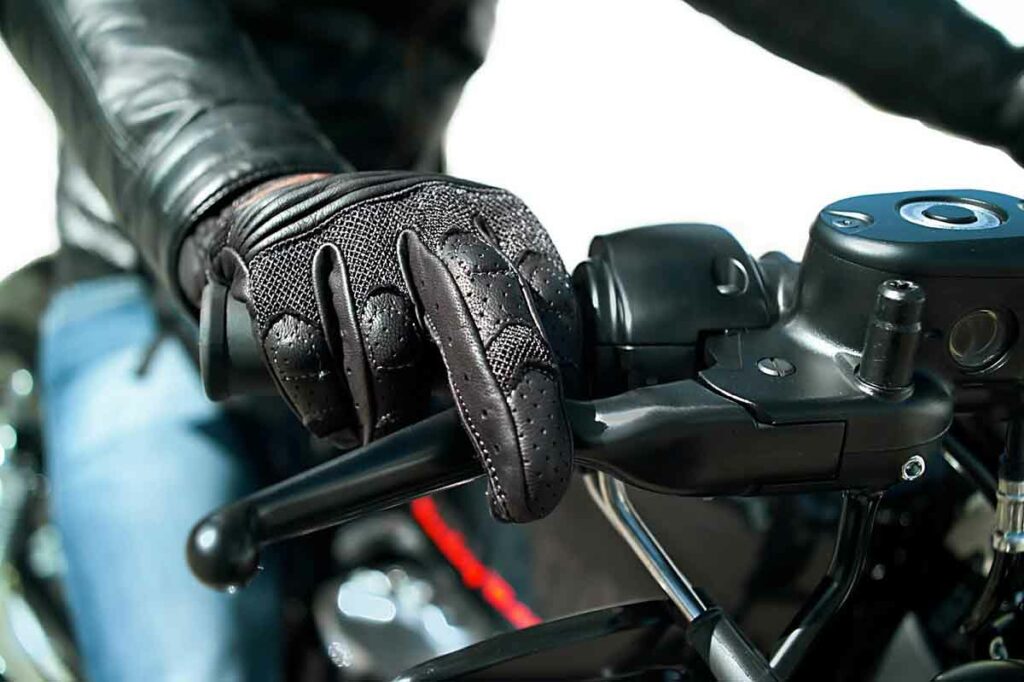 La DGT y los guantes de moto obligatorios