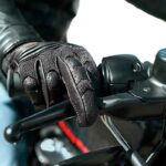 La DGT y los guantes de moto obligatorios