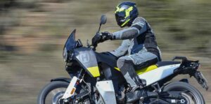 Fotos: la DGT y los guantes de moto obligatorios en 2024