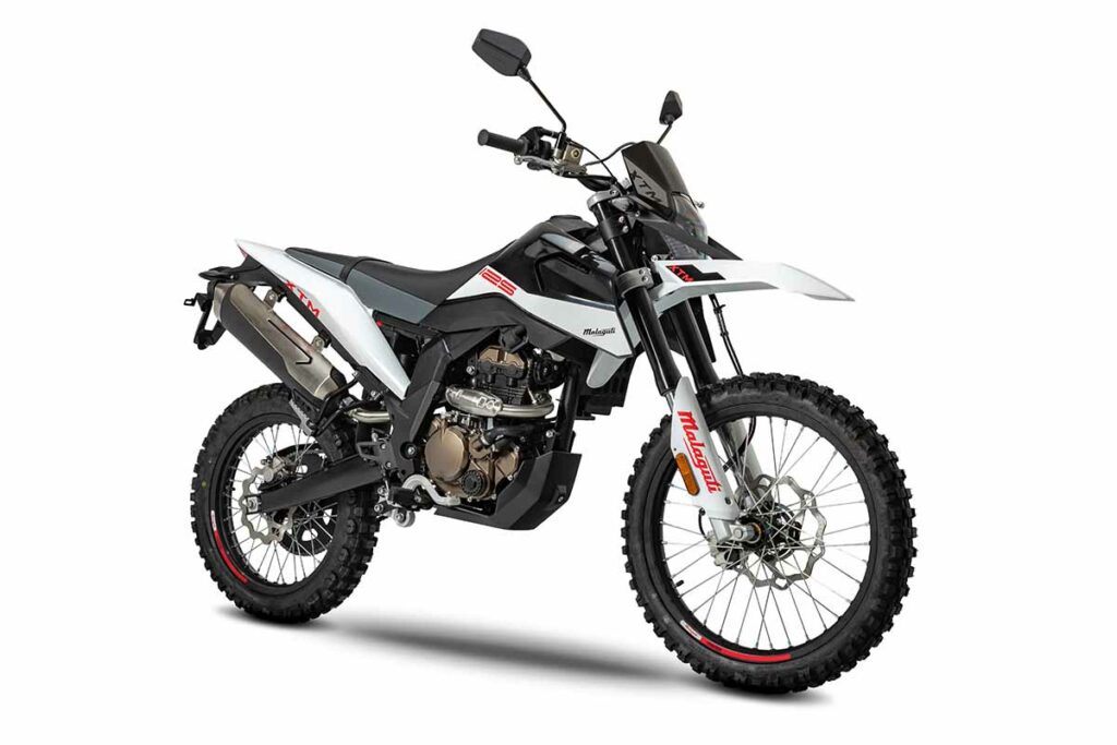 Las 6 motos enduro que puedes conducir con el carnet B 13 Malaguti XTM 125 2024, negro, blanco