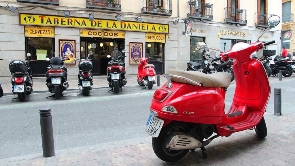 motos-madrid-zona-bajas-emisiones-2024-istockphoto-formulamoto